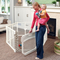 Toddleroo por los Estados del Norte - Superyard Ultimate Play Yard: Playpen de bebé de 6 paneles independiente con puerta - uso interior o exterior - Hecho en EE. UU. - Encierra hasta 18.5 pies cuadrados - 26 pulgadas de altura - Marfil
