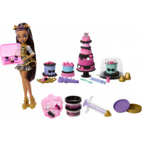 Monster High Scary Sweet Kit de pastel de cumpleaños con muñeca Clawdeen Wolf, juego de decoración de pasteles con más de 20 accesorios como glaseado espeluznante, pipeta y más
