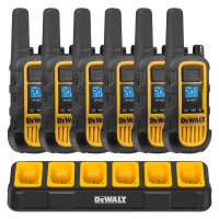 DEWALT DXFRS800 FRS Walkie Talkies, radio bidireccional de largo alcance, 2 W, resistente al agua IP67, paquete de 6 con cargador de banda, DXFRS800-BCH6