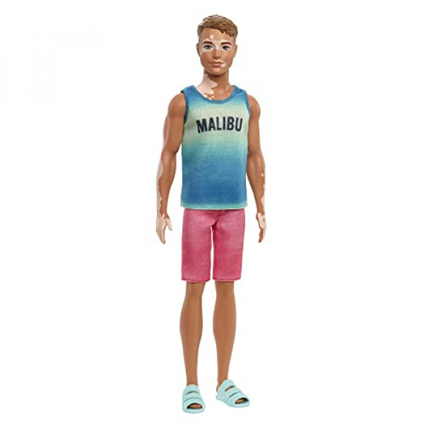 Muñeca Barbie Ken Fashionistas #192, cabello castaño recortado, vitiligo, tanque Malibu, pantalones cortos rojos, sandalias azules, juguete para niños de 3 a 8 años