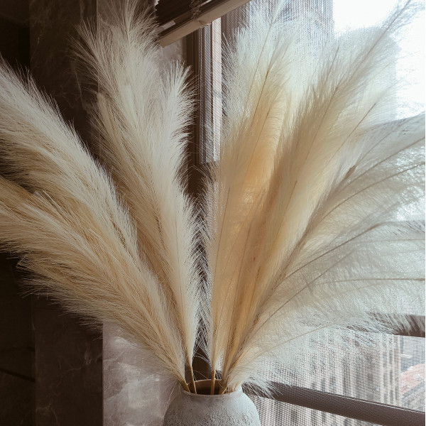 Penepico Decoración de hierba de pampas de color beige sintético alto, 8 piezas de 43.3 pulgadas grandes pompas florales, flores artificiales esponjosas de plumas falsas para decoración de boda bohemia, 18 ramas cada tallo, grande y largo